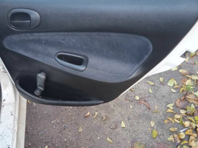 Белый Пежо 206, объемом двигателя 2 л и пробегом 345 тыс. км за 310 $, фото 7 на Automoto.ua