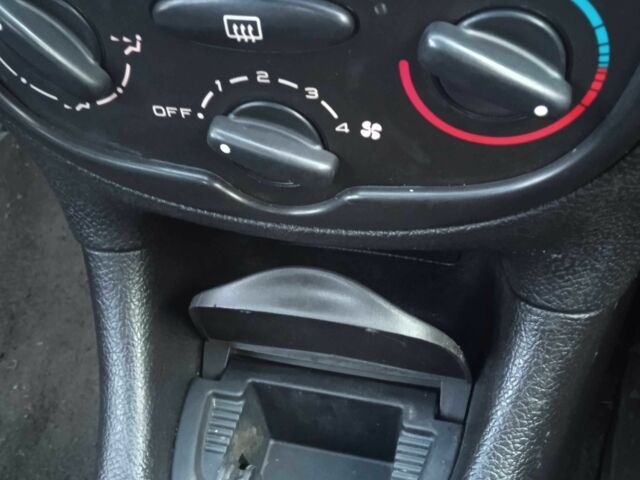 Белый Пежо 206, объемом двигателя 2 л и пробегом 345 тыс. км за 310 $, фото 13 на Automoto.ua