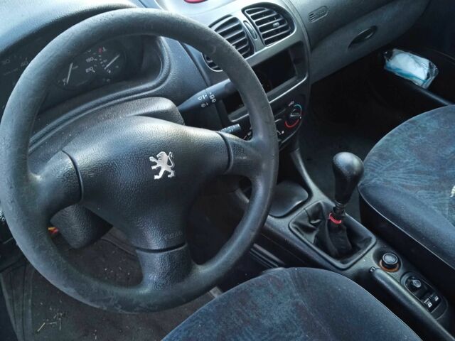 Белый Пежо 206, объемом двигателя 2 л и пробегом 345 тыс. км за 310 $, фото 14 на Automoto.ua