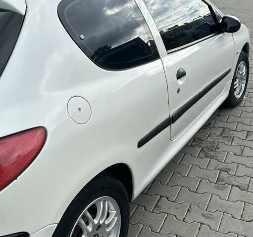 Білий Пежо 206, об'ємом двигуна 1.87 л та пробігом 268 тис. км за 3200 $, фото 3 на Automoto.ua