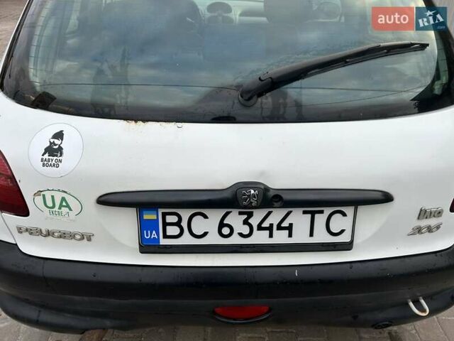 Белый Пежо 206, объемом двигателя 1.1 л и пробегом 265 тыс. км за 1699 $, фото 6 на Automoto.ua
