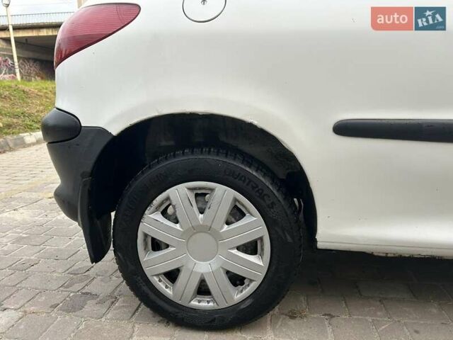 Белый Пежо 206, объемом двигателя 1.1 л и пробегом 265 тыс. км за 1699 $, фото 10 на Automoto.ua