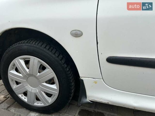 Белый Пежо 206, объемом двигателя 1.1 л и пробегом 265 тыс. км за 1699 $, фото 14 на Automoto.ua