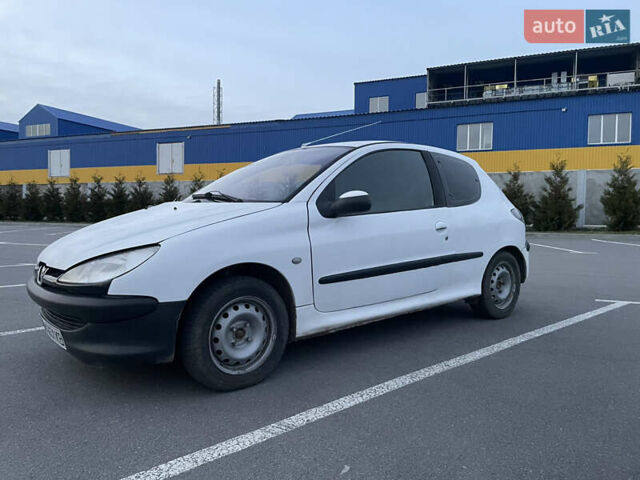 Білий Пежо 206, об'ємом двигуна 1.1 л та пробігом 150 тис. км за 2550 $, фото 3 на Automoto.ua
