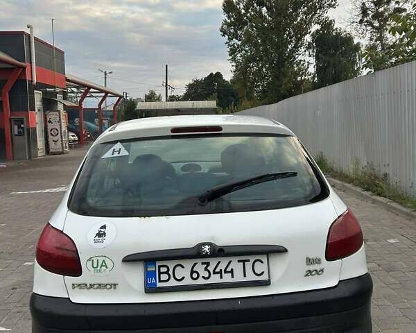 Белый Пежо 206, объемом двигателя 1.1 л и пробегом 265 тыс. км за 1699 $, фото 7 на Automoto.ua