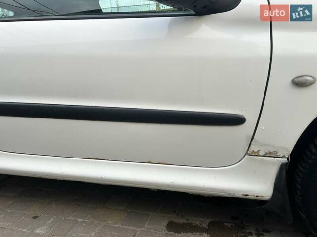 Белый Пежо 206, объемом двигателя 1.1 л и пробегом 265 тыс. км за 1699 $, фото 5 на Automoto.ua