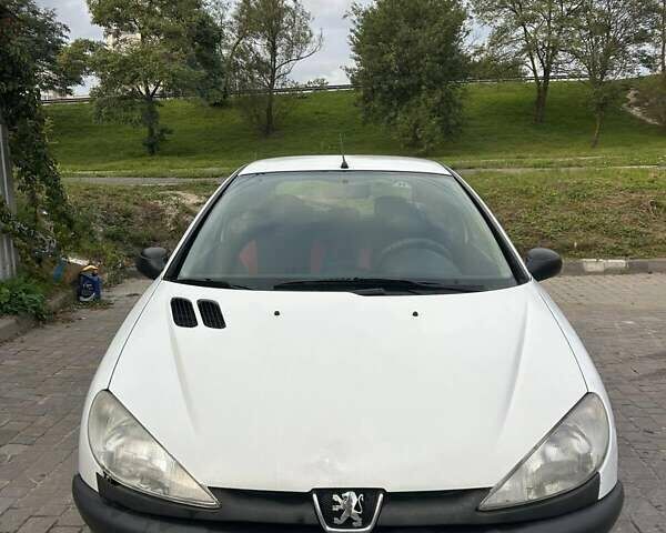 Белый Пежо 206, объемом двигателя 1.1 л и пробегом 265 тыс. км за 1699 $, фото 4 на Automoto.ua