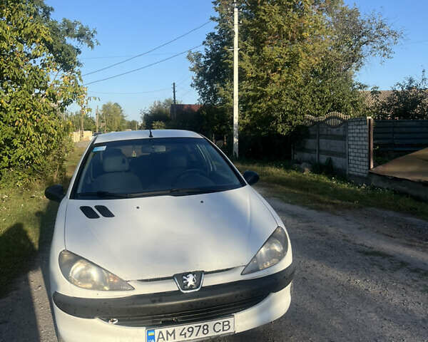 Белый Пежо 206, объемом двигателя 1.87 л и пробегом 316 тыс. км за 2300 $, фото 1 на Automoto.ua