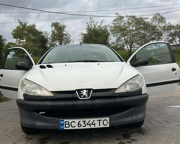 Белый Пежо 206, объемом двигателя 1.1 л и пробегом 265 тыс. км за 1699 $, фото 9 на Automoto.ua
