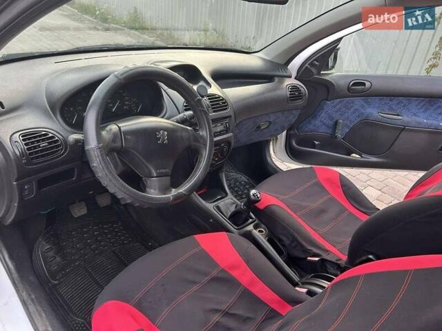 Белый Пежо 206, объемом двигателя 1.1 л и пробегом 265 тыс. км за 1699 $, фото 1 на Automoto.ua