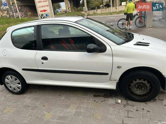 Белый Пежо 206, объемом двигателя 1.1 л и пробегом 265 тыс. км за 1699 $, фото 12 на Automoto.ua