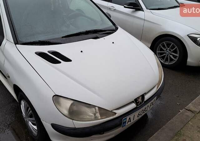 Белый Пежо 206, объемом двигателя 1.1 л и пробегом 210 тыс. км за 2000 $, фото 9 на Automoto.ua