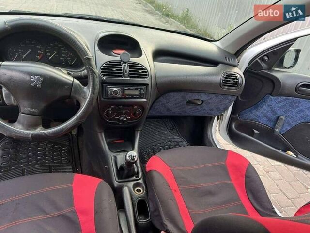 Белый Пежо 206, объемом двигателя 1.1 л и пробегом 265 тыс. км за 1699 $, фото 3 на Automoto.ua
