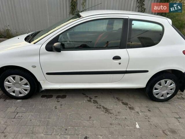 Белый Пежо 206, объемом двигателя 1.1 л и пробегом 265 тыс. км за 1699 $, фото 8 на Automoto.ua