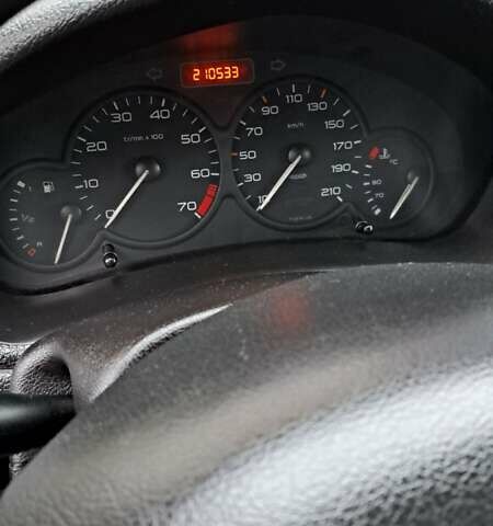 Белый Пежо 206, объемом двигателя 1.1 л и пробегом 210 тыс. км за 2000 $, фото 7 на Automoto.ua