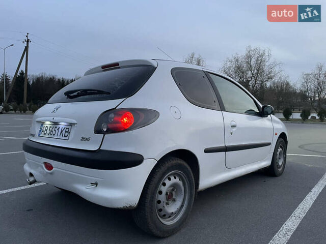 Білий Пежо 206, об'ємом двигуна 1.1 л та пробігом 150 тис. км за 2550 $, фото 4 на Automoto.ua