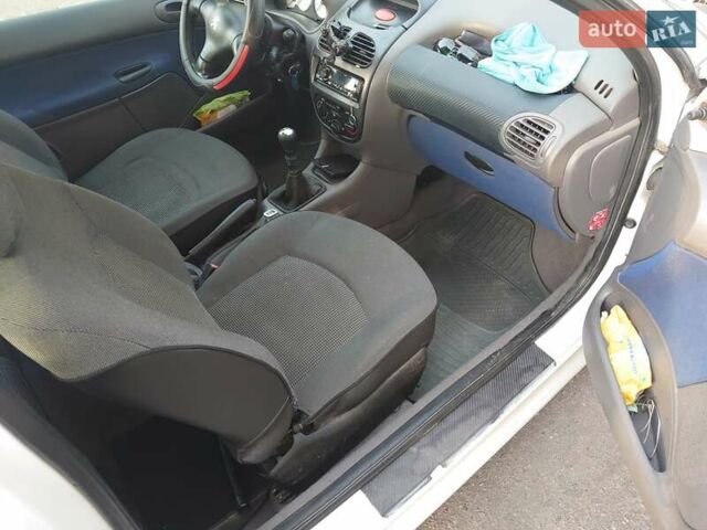 Білий Пежо 206, об'ємом двигуна 1.36 л та пробігом 253 тис. км за 1900 $, фото 8 на Automoto.ua