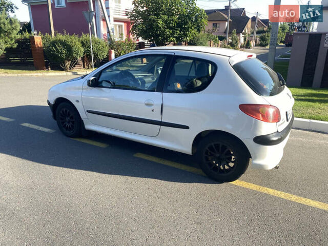 Белый Пежо 206, объемом двигателя 1.36 л и пробегом 293 тыс. км за 2500 $, фото 2 на Automoto.ua