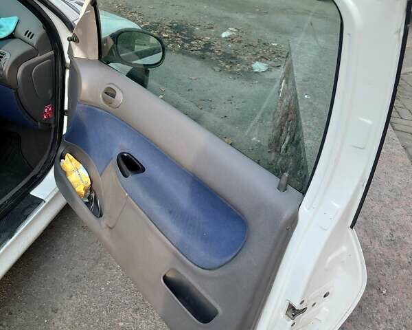 Білий Пежо 206, об'ємом двигуна 1.36 л та пробігом 253 тис. км за 1900 $, фото 7 на Automoto.ua