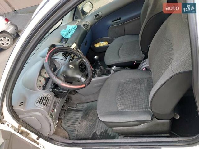 Білий Пежо 206, об'ємом двигуна 1.36 л та пробігом 253 тис. км за 1900 $, фото 9 на Automoto.ua