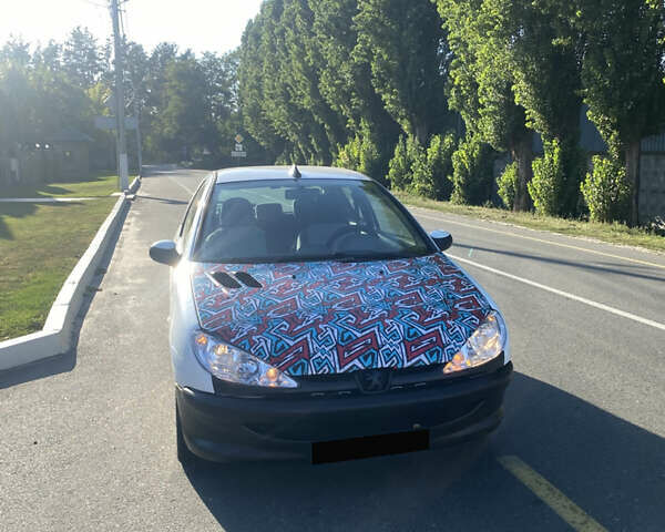 Белый Пежо 206, объемом двигателя 1.36 л и пробегом 293 тыс. км за 2500 $, фото 3 на Automoto.ua