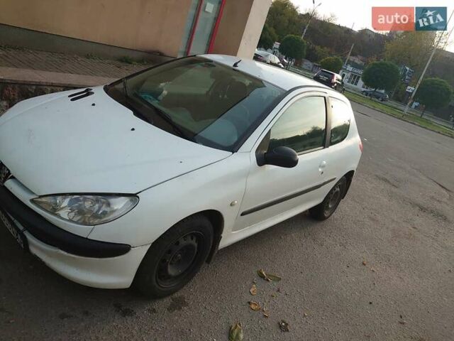 Білий Пежо 206, об'ємом двигуна 1.36 л та пробігом 253 тис. км за 1900 $, фото 1 на Automoto.ua