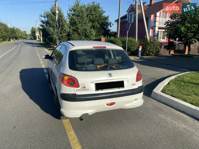 Белый Пежо 206, объемом двигателя 1.36 л и пробегом 293 тыс. км за 2500 $, фото 4 на Automoto.ua