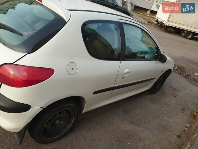 Білий Пежо 206, об'ємом двигуна 1.36 л та пробігом 253 тис. км за 1900 $, фото 11 на Automoto.ua