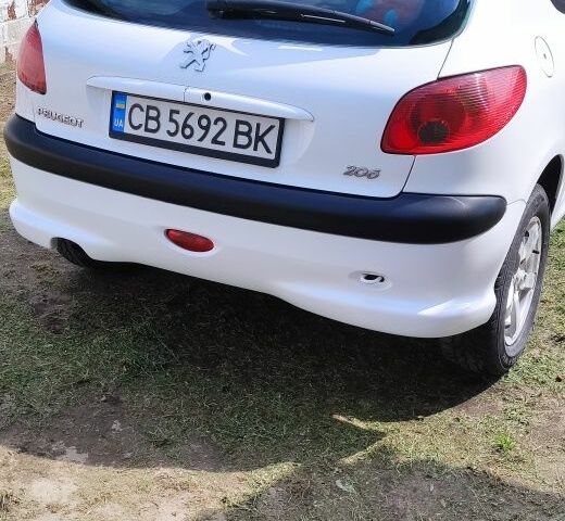 Белый Пежо 206, объемом двигателя 1.1 л и пробегом 300 тыс. км за 2600 $, фото 3 на Automoto.ua