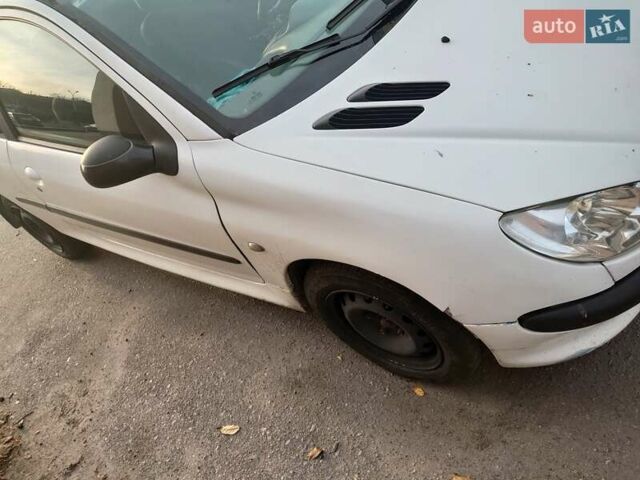 Білий Пежо 206, об'ємом двигуна 1.36 л та пробігом 253 тис. км за 1900 $, фото 5 на Automoto.ua