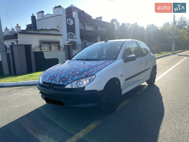 Белый Пежо 206, объемом двигателя 1.36 л и пробегом 293 тыс. км за 2500 $, фото 1 на Automoto.ua