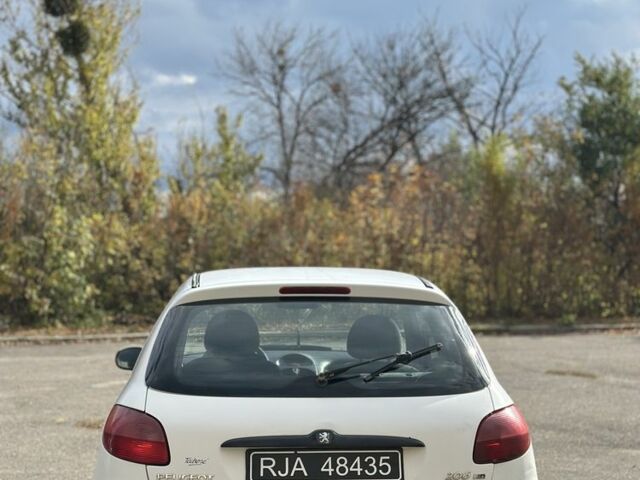 Білий Пежо 206, об'ємом двигуна 2 л та пробігом 300 тис. км за 1000 $, фото 4 на Automoto.ua