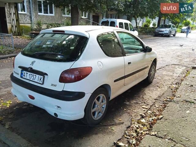 Белый Пежо 206, объемом двигателя 1.12 л и пробегом 100 тыс. км за 1999 $, фото 4 на Automoto.ua