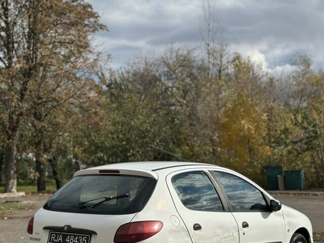 Білий Пежо 206, об'ємом двигуна 2 л та пробігом 300 тис. км за 1000 $, фото 5 на Automoto.ua