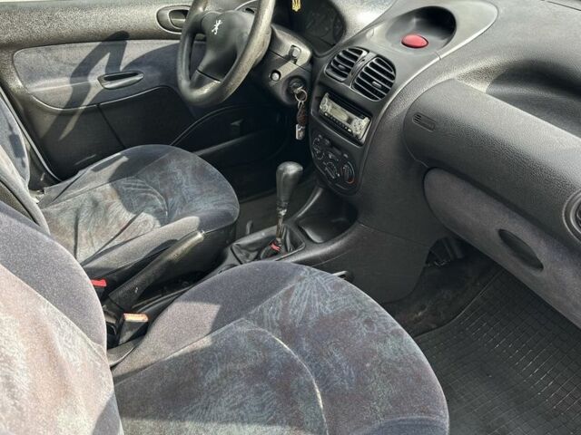 Білий Пежо 206, об'ємом двигуна 2 л та пробігом 300 тис. км за 1000 $, фото 9 на Automoto.ua