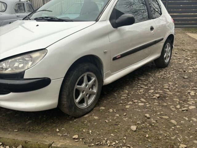 Белый Пежо 206, объемом двигателя 1.1 л и пробегом 387 тыс. км за 1600 $, фото 3 на Automoto.ua