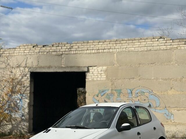 Білий Пежо 206, об'ємом двигуна 2 л та пробігом 300 тис. км за 1000 $, фото 2 на Automoto.ua