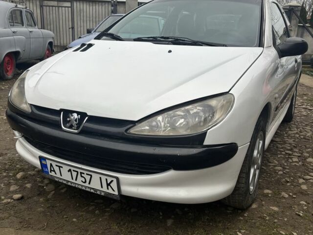 Белый Пежо 206, объемом двигателя 1.1 л и пробегом 387 тыс. км за 1600 $, фото 1 на Automoto.ua