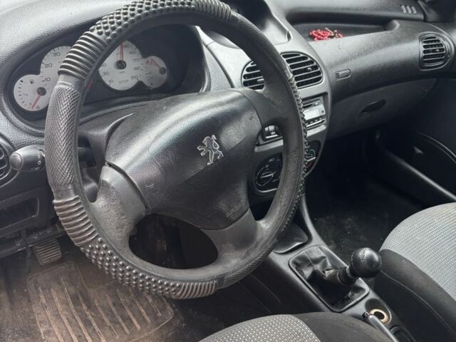 Белый Пежо 206, объемом двигателя 1.1 л и пробегом 387 тыс. км за 1600 $, фото 7 на Automoto.ua