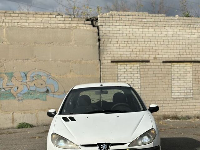 Білий Пежо 206, об'ємом двигуна 2 л та пробігом 300 тис. км за 1000 $, фото 1 на Automoto.ua