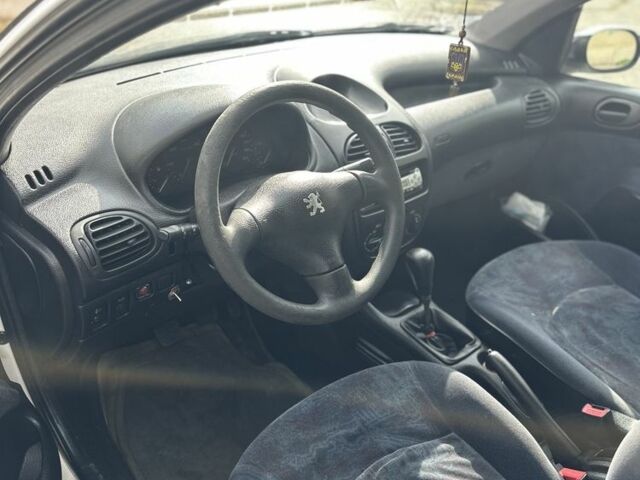 Білий Пежо 206, об'ємом двигуна 2 л та пробігом 300 тис. км за 1000 $, фото 10 на Automoto.ua