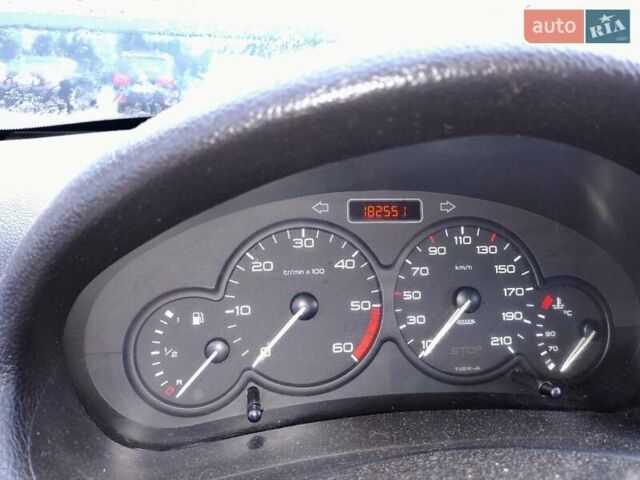Білий Пежо 206, об'ємом двигуна 1.4 л та пробігом 182 тис. км за 4200 $, фото 3 на Automoto.ua