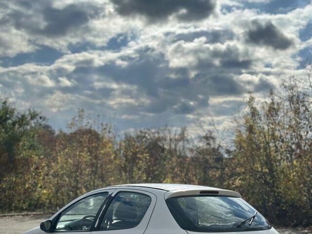 Білий Пежо 206, об'ємом двигуна 2 л та пробігом 300 тис. км за 1000 $, фото 3 на Automoto.ua