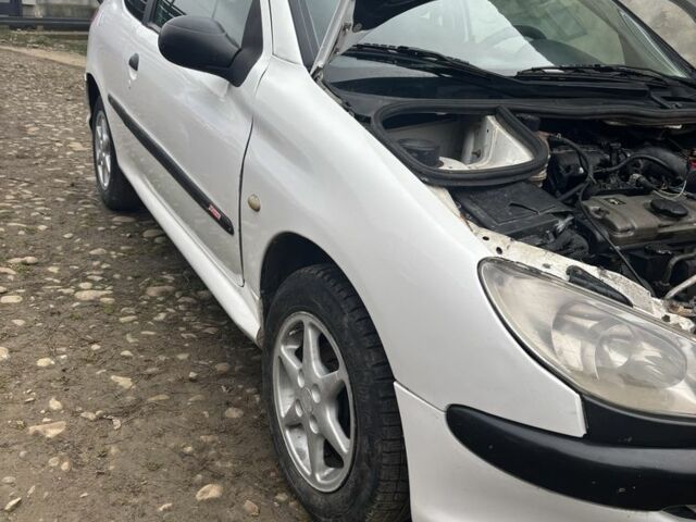 Белый Пежо 206, объемом двигателя 1.1 л и пробегом 387 тыс. км за 1600 $, фото 2 на Automoto.ua