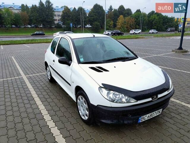 Білий Пежо 206, об'ємом двигуна 1.4 л та пробігом 182 тис. км за 4200 $, фото 1 на Automoto.ua