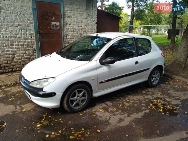 Белый Пежо 206, объемом двигателя 1.12 л и пробегом 100 тыс. км за 1999 $, фото 1 на Automoto.ua