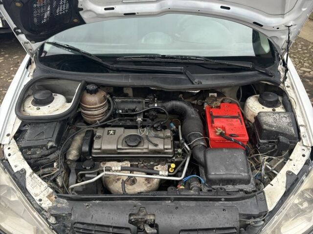 Белый Пежо 206, объемом двигателя 1.1 л и пробегом 387 тыс. км за 1600 $, фото 4 на Automoto.ua