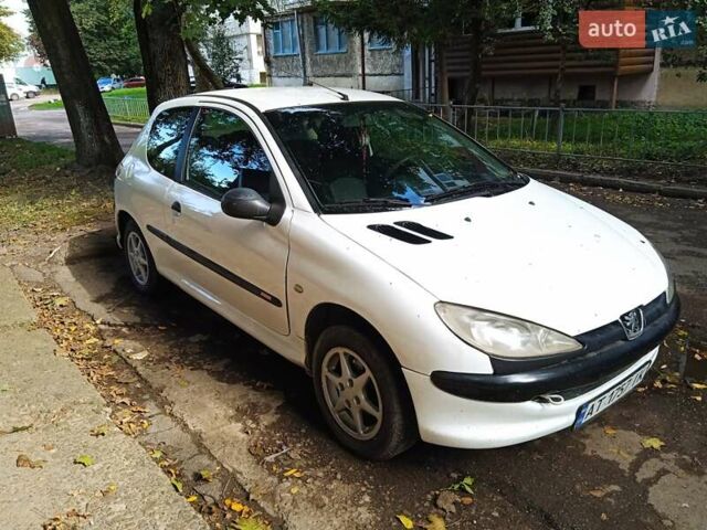 Белый Пежо 206, объемом двигателя 1.12 л и пробегом 100 тыс. км за 1999 $, фото 5 на Automoto.ua