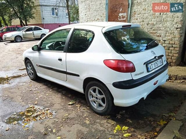Белый Пежо 206, объемом двигателя 1.12 л и пробегом 100 тыс. км за 1999 $, фото 2 на Automoto.ua