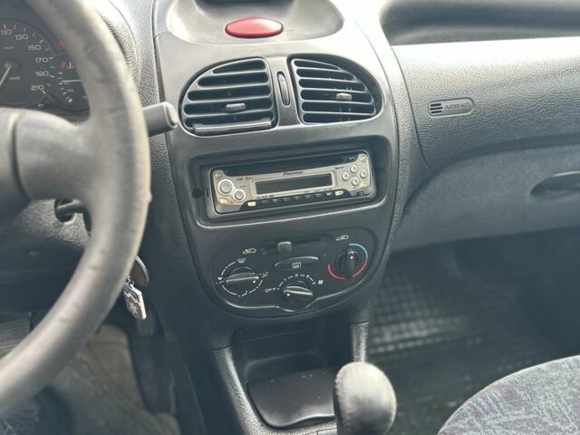 Білий Пежо 206, об'ємом двигуна 2 л та пробігом 300 тис. км за 1000 $, фото 12 на Automoto.ua